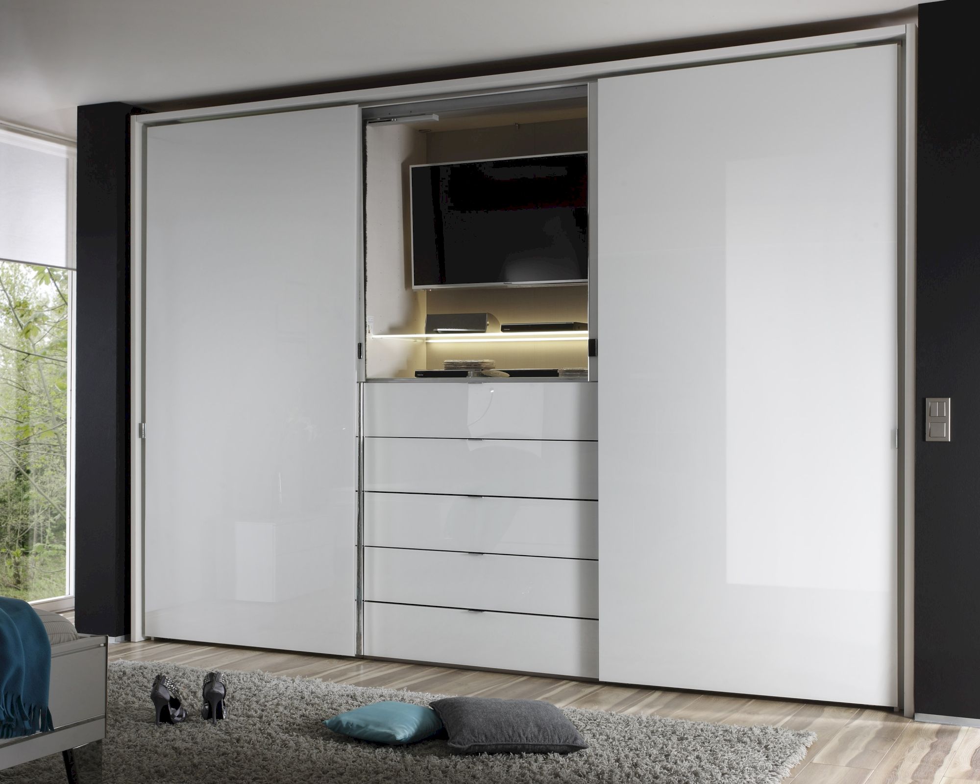 Staud »Alpin« Media Schwebetürenschrank 298 / 240 / Alpinweissglas / weiss