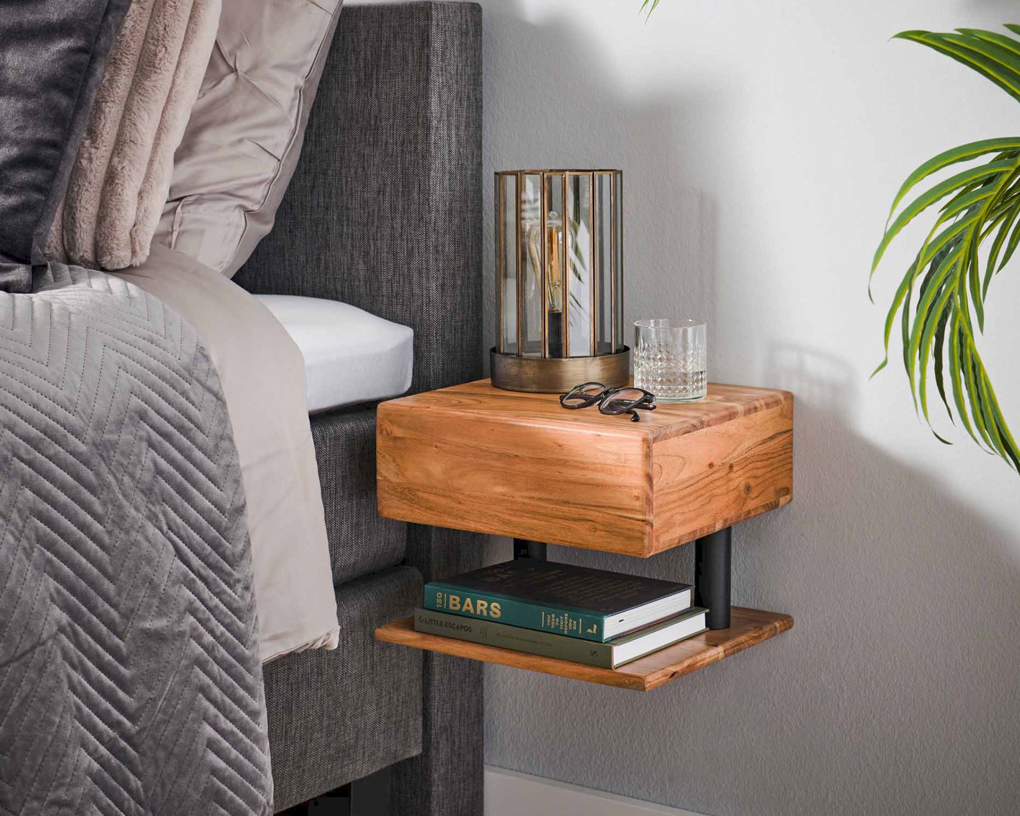 designline »Shelve« Nachttisch aus Akazienholz
