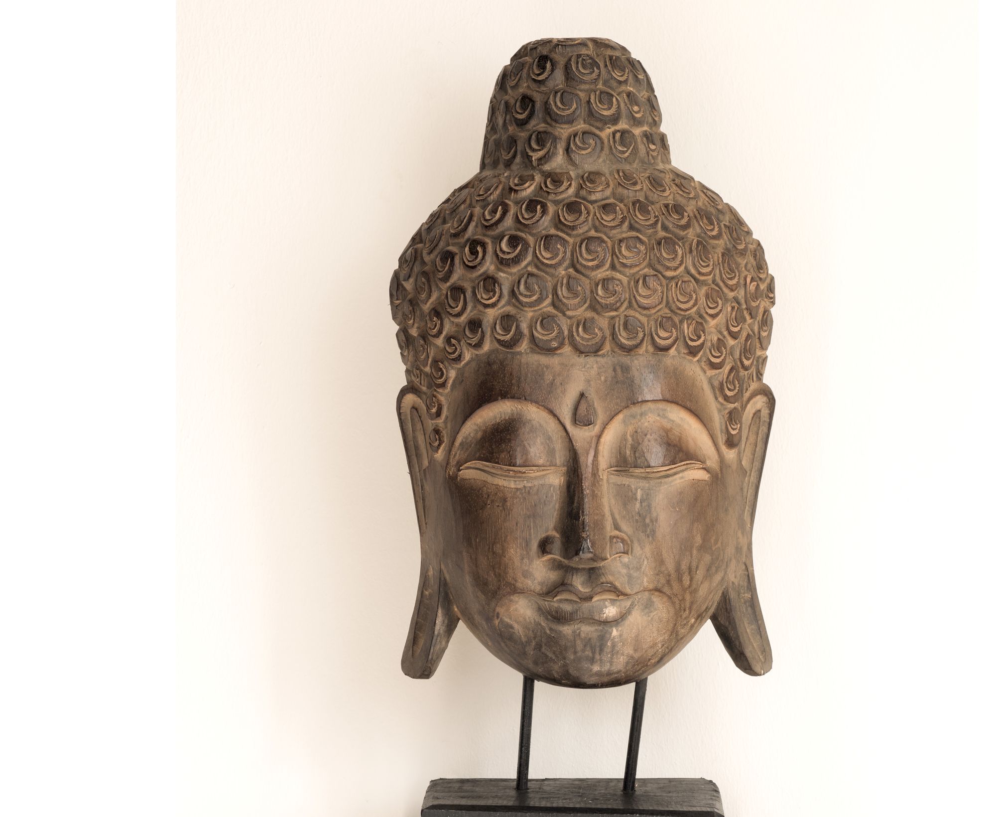 die Faktorei »Buddha-Maske« auf Ständer Albasia-Holz