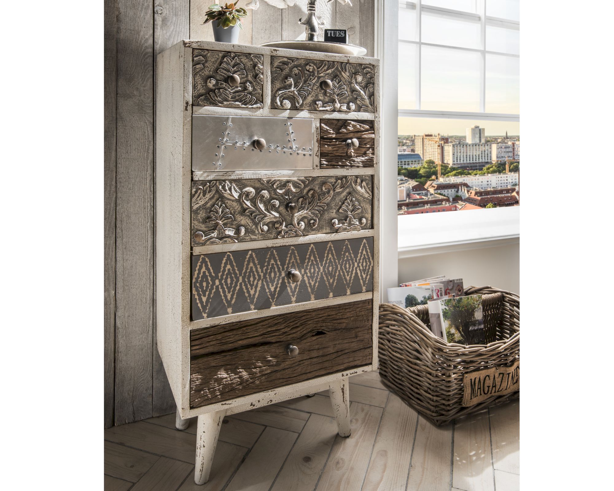 die Faktorei »Carve« Unikat Kommode handgearbeitet 55x105x40cm