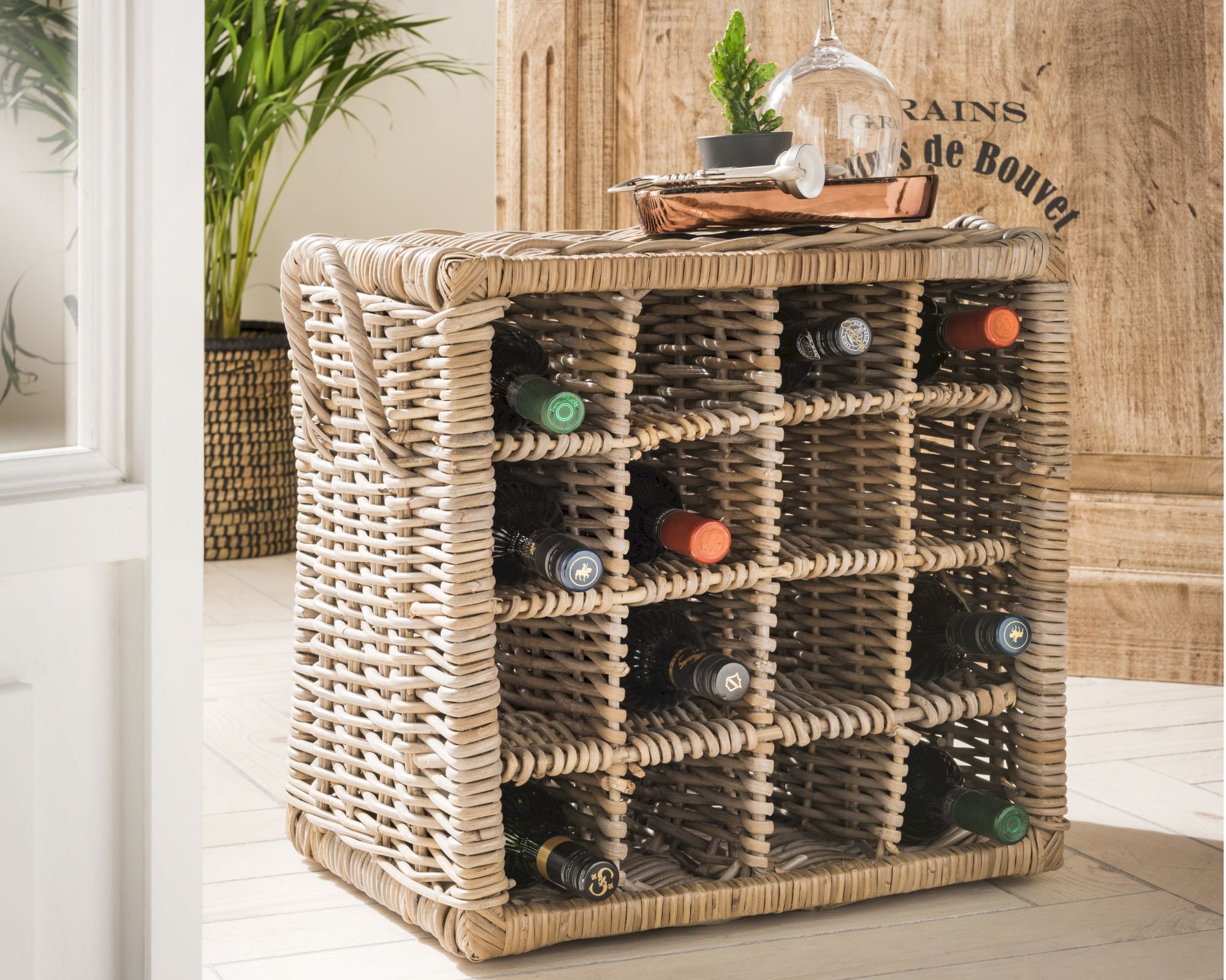 die Faktorei »Weinregal« für 16 Flaschen Kubu-Rattan