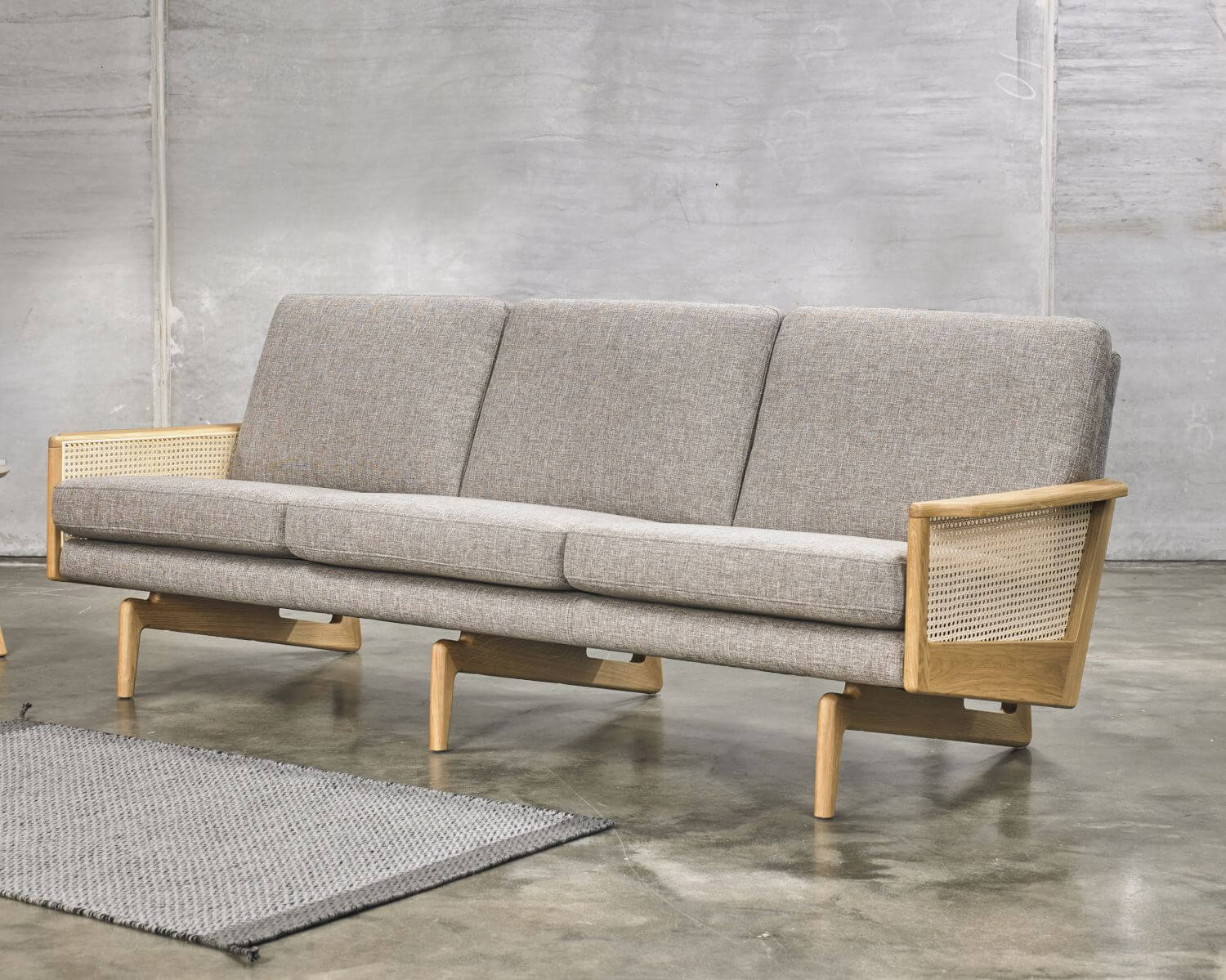 Kragelund Sofa Egsmark mit Holz-Armlehnen • slewo.com